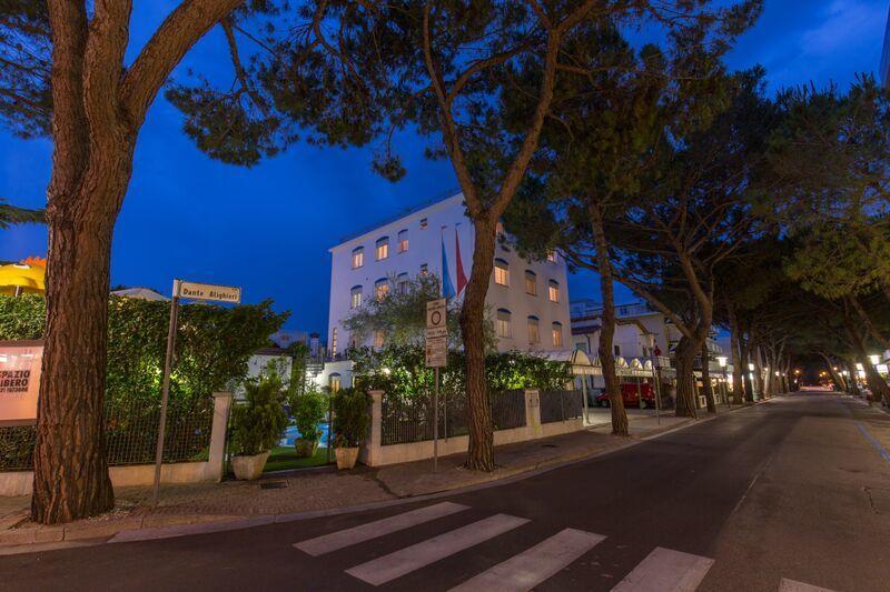 Hotel Manzoni Лідо-ді-Єзоло Екстер'єр фото