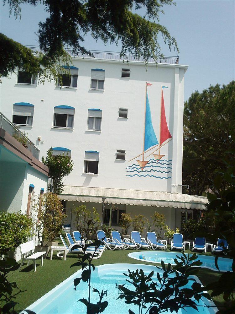 Hotel Manzoni Лідо-ді-Єзоло Екстер'єр фото